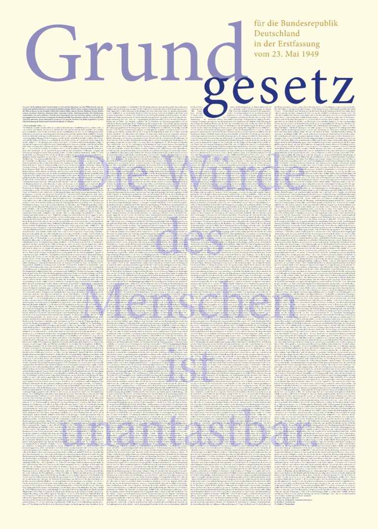 Grundgesetz in der Urfassung von 1949 mit Hervorhebung "Die Würde des Menschen ist unantastbar". Format 50x70 cm.